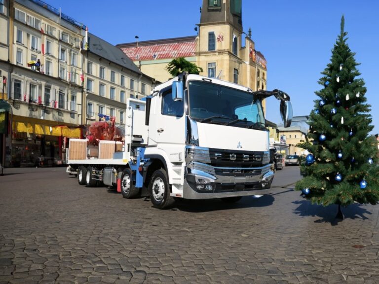 そのツリーは私が運ぶぞ。新車のクレーン付セルフはかなりスーパーグレート！