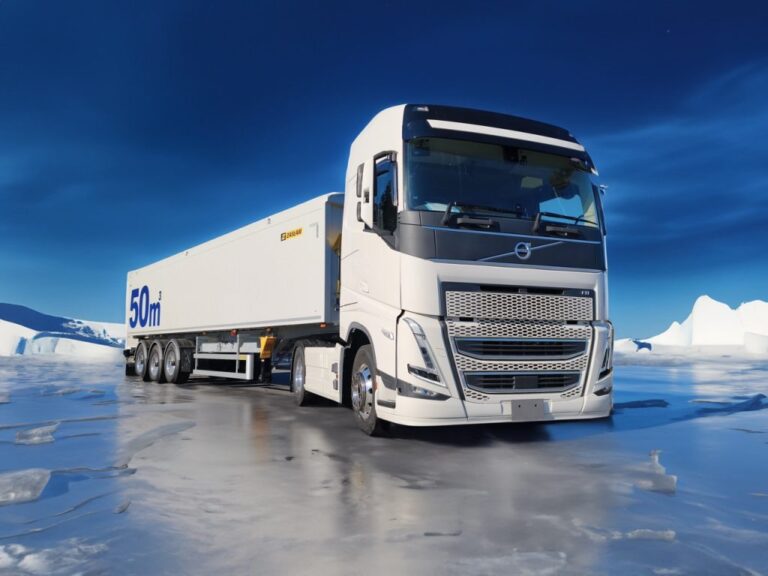 ボルボとセットで目を奪う！ド級の“ダンディ”深ダンプトレーラーの登場だっ！